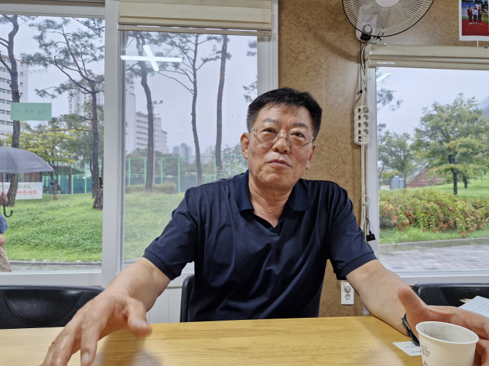 수원시 파크골프 협회 엄희섭 사무국장. 파크골프가 새로운 시대에 문화라고 말한다. 