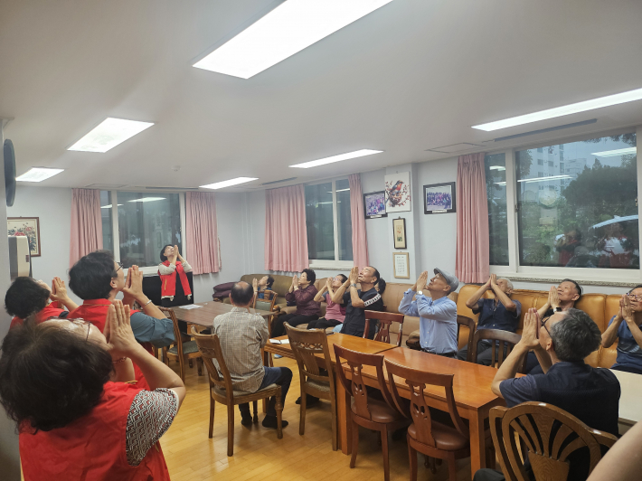 매탄1동지역사회보장협의체에서 매탄현대힐스테이트경로당을 방문하여 맨손체조를 알려드리고 있다