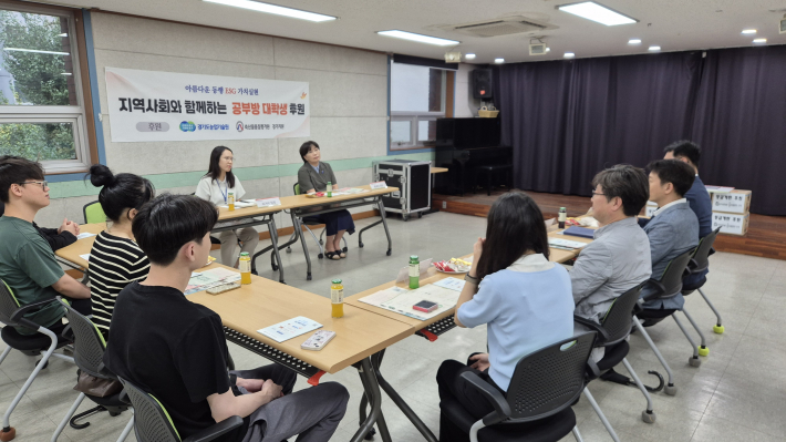 멘토링 자원봉사자들과 활동에 대한 이야기를 나누고 있다.