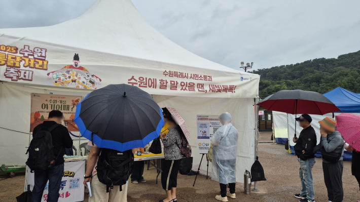 홍보부스에서 룰렛도 돌리고 다양한 설문에 참여하며 즐거워하는 참가자들