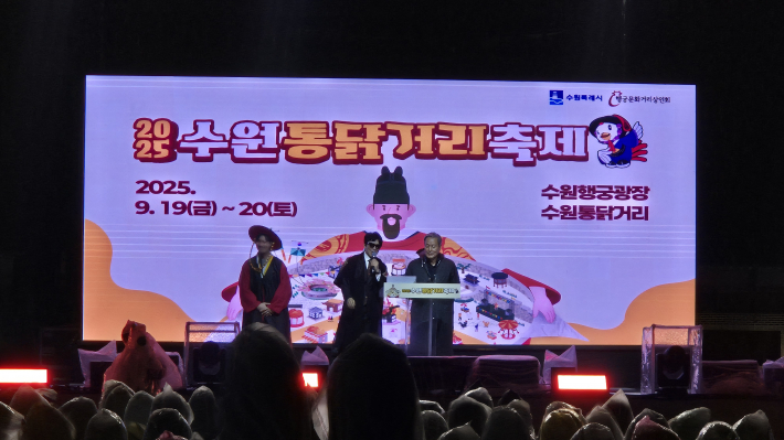 개회 선언을 진행하는 양승억 회장과 김경재 추진위원장