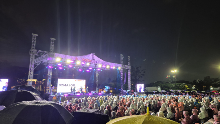 비가 내려도 축제를 뜨겁게 즐기는 참가자들의 모습