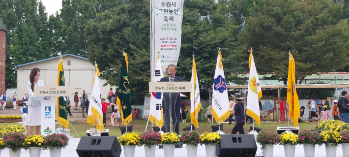 축제 주관자인 농촌지도자 수원시연합회 박희원 회장이 개회사를 하고 있다.