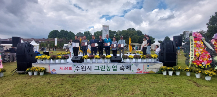수원시장 표창대상자가 제1부시장으로부터 표창장을 받았다.