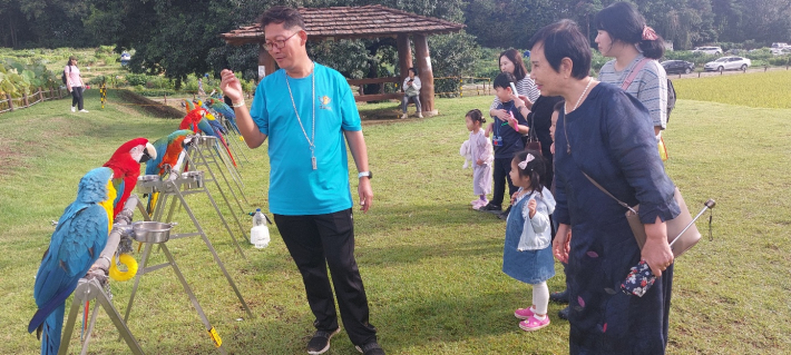 '안녕!' 앵무새가 사람의 목소리를 따라서 소리를 낸다.