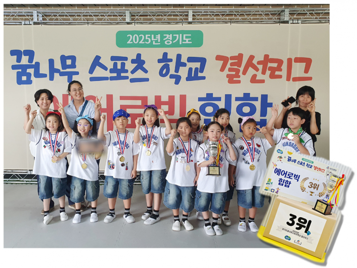 수상 후 환하게 웃으며 기념촬영을 하는 아동들과 지도 교사들