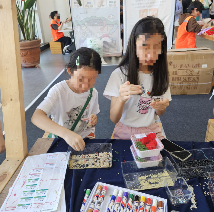 추분 체험 만들기를 진행 중인 어린이들