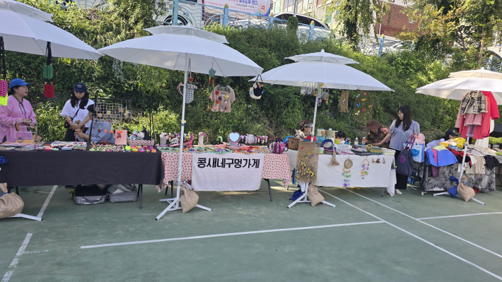 수원천에서 다.다.다. 플리마켓 행사를 하고 있는 모습