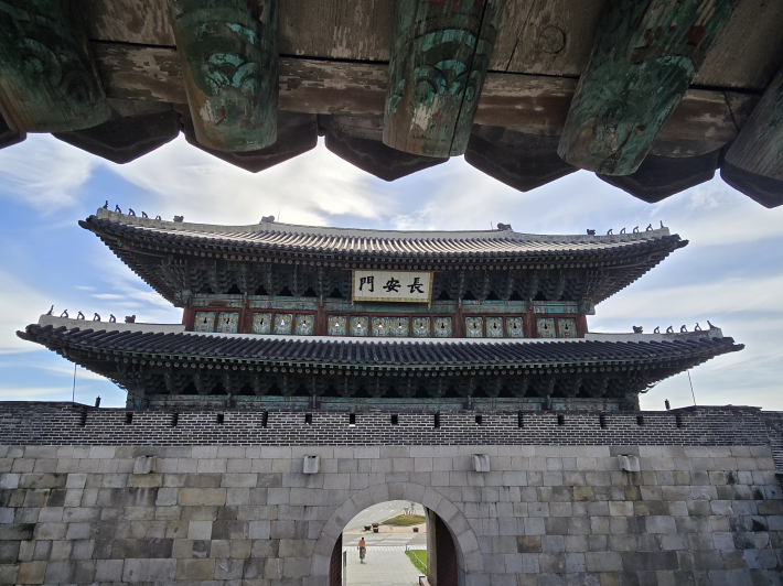 장안문(長安門) – 화성의 북문이자 정문, '장안'은 오래도록 편안하길 기원하는 뜻을 지닌다.