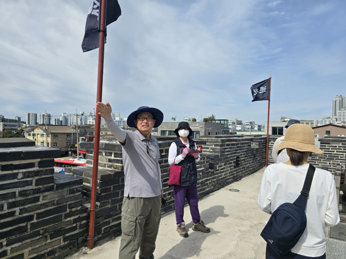 수원화성의 역사적 배경을 해설하는 우장문 강사