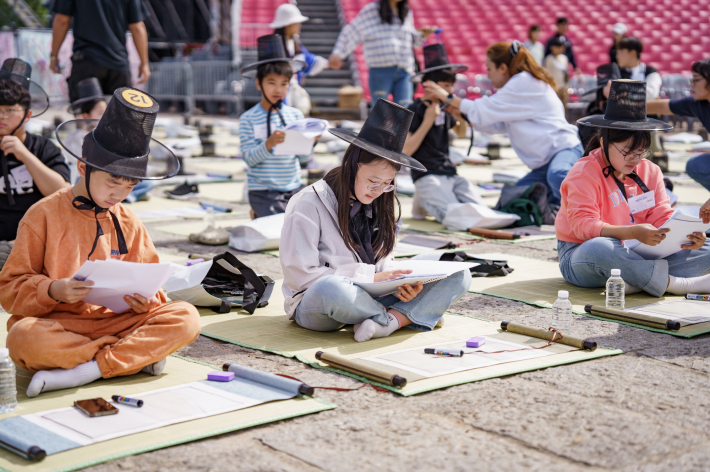 사진4) 지난해 수원화성문화제 별시 참여자들이 과거시험을 보고 있는 모습.    