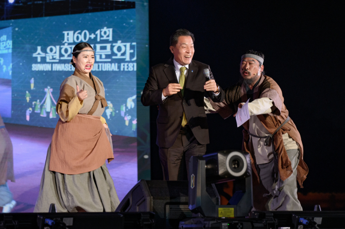 사진1) 이재준 수원시장(가운데)이 지난해 수원화성문화제 메인공연에서 인사말을 하고 있다.    
