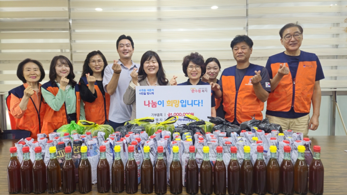 광교1동장과 지역사회보장협의체 위원들의 단체사진입니다