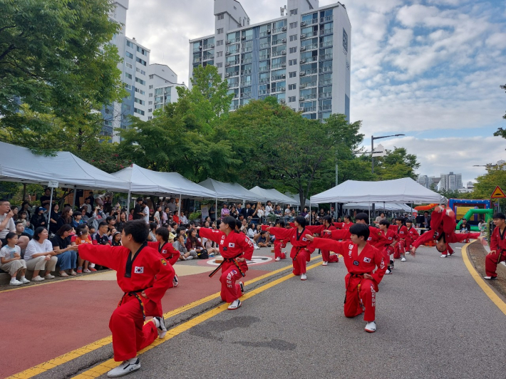 차 없는 도로에서 아이들이 태권도 공연을 하고 있다.
