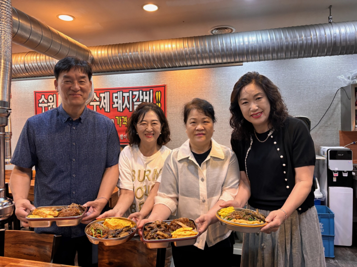 수원시 장안구 정자1동은 관내 식당과 협업하여 반찬나눔시 다회용기를 사용하는 활동을 펼치고 있다.