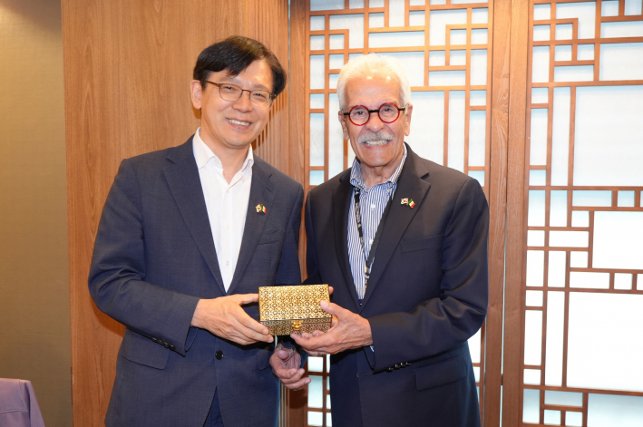 사진1)현근택 수원시 제2부시장(왼쪽)과 루이스 곤잘레스 아레날 멕시코 학습도시연맹 사무총장이 함께하고 있다.