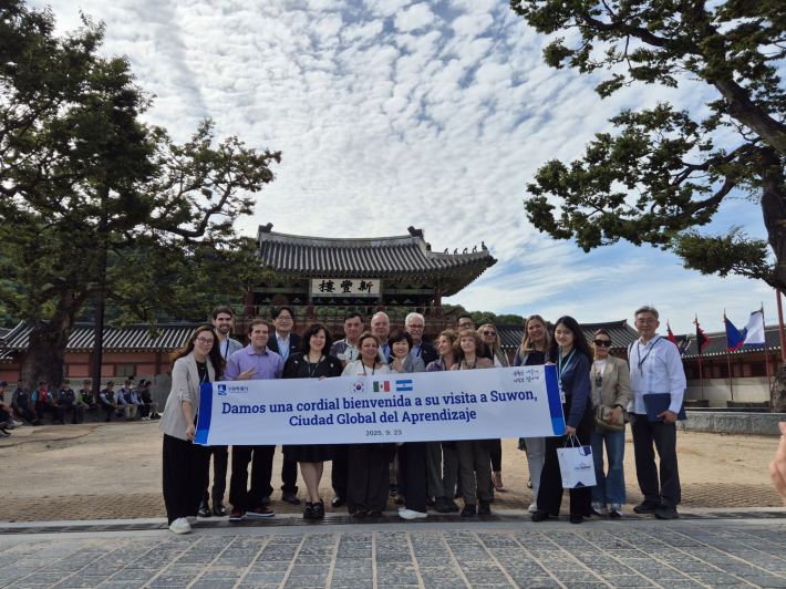 사진2)화성행궁을 방문한 라틴아메리카 유네스코 학습도시연맹 시장단이 기념촬영을 하고 있다.    