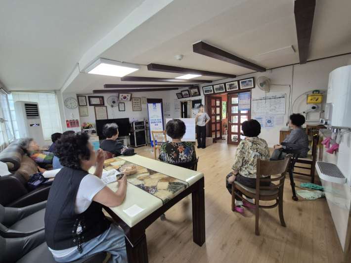 교육을 듣고 있는 신성미소지움 경로당 어르신들