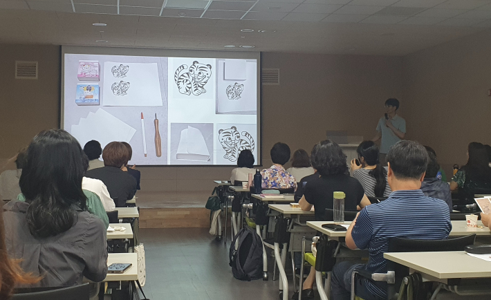 곽동기 작가가 판화 체험을 소개하고 있다.  