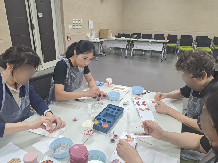 단청 체험을 하는 시민들 