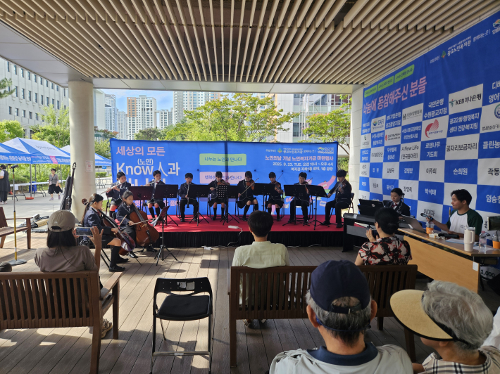 광교노인복지관에서 노인의날을 기념해 노인복지기금 마련 행사를 진행하고 있다.