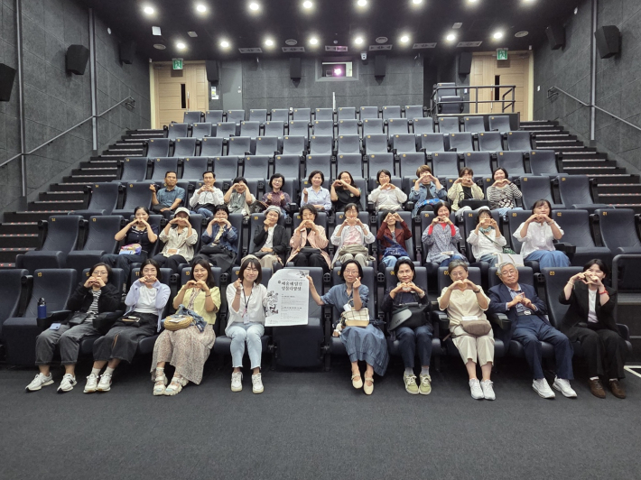 수원 미디어센터에서 '북극의 눈물'을 시청한 시민들의 단체 사진 
