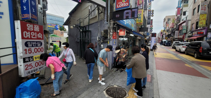 매산동 직원과 주민단체원이 추석 연휴를 맞이해 대청소를 실시하고 있다.