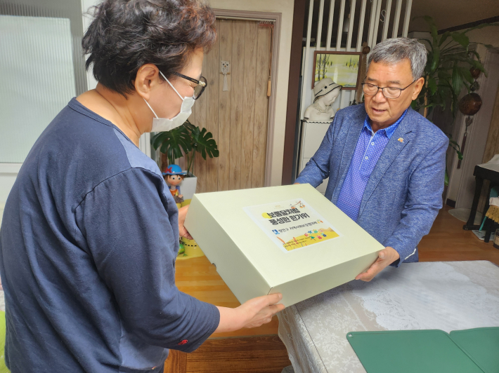 가정방문하여 추석명절 과일선물 전달(장안구 지역사회보장협의체 고재화 위원장)