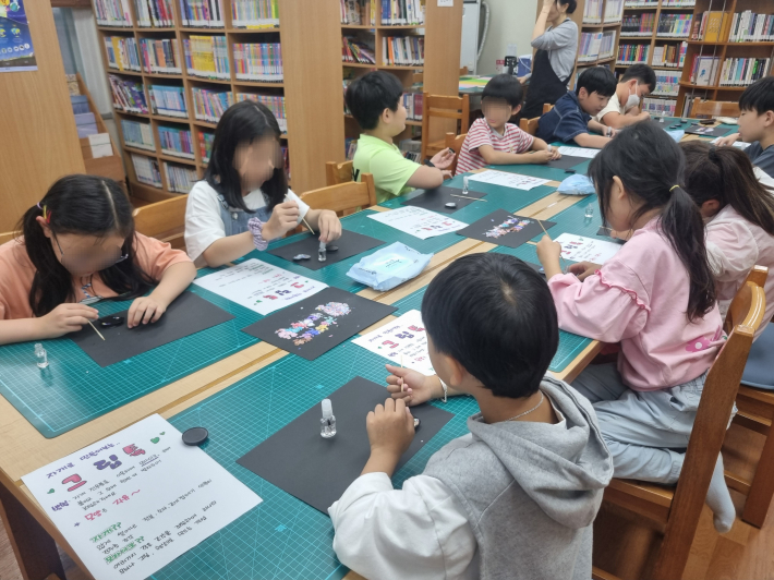 정자1동에서 학생들이 나만의 그립톡을 만들고 있다.