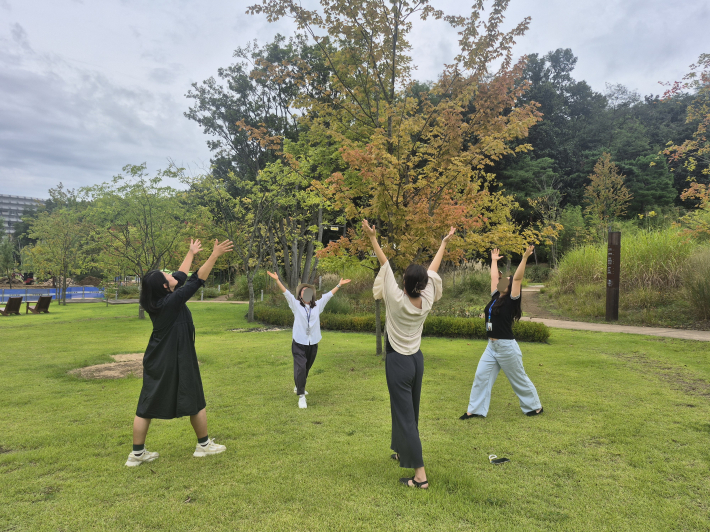 간단한 체조를 하며 몸을 깨우는 참여자들