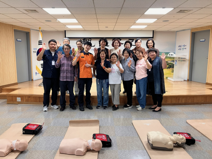 심폐소생술을 마무리하고 기념사진을 촬영하고 있다.