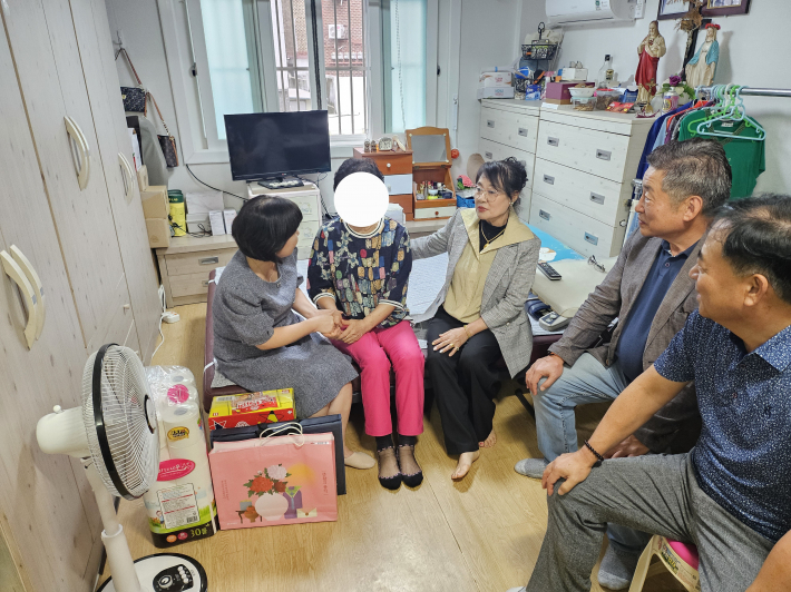 수원시 영통구 매탄1동단체연합회에서는 독거어르신 가정을 방문하여 추석명절 후원물품을 전달하였다