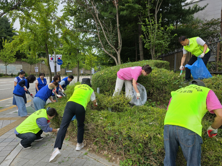 주안말 사거리 일대 환경을 정비하고 있는 모습