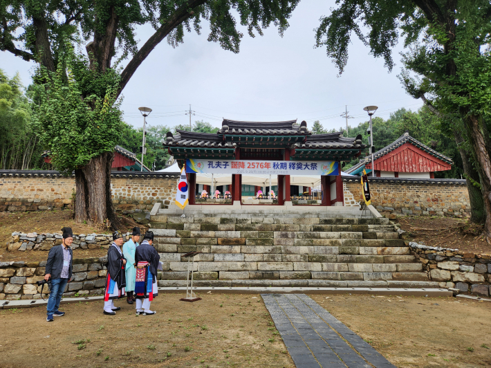 수원향교 내삼문