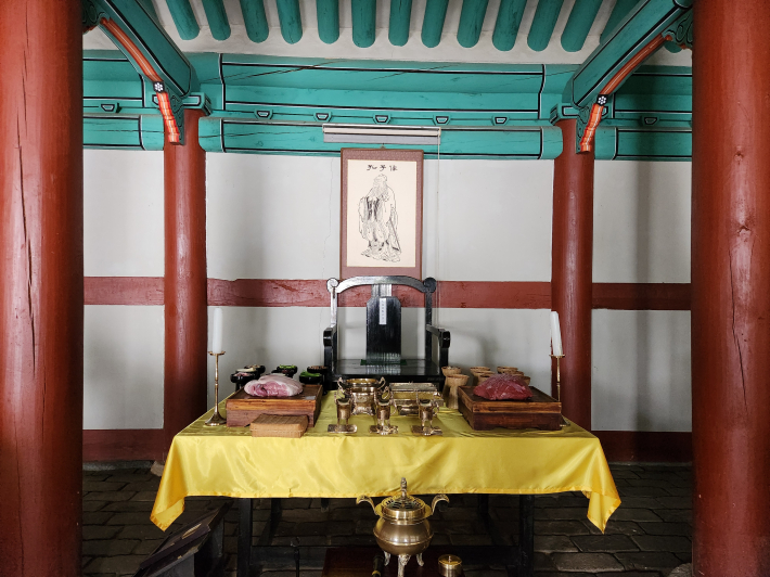 공부자 탄강 2576년 추기 석전대제가 열린 수원향교 대성전