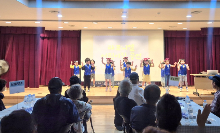 광교노인복지관 서덕원 관장의 인사말을 통해 웃음과 소망이 어우러진 무대