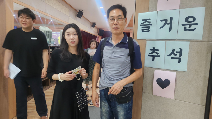 송태성 생활지원사(왼쪽)와 김신우 과장과 복지사가 나란히 안내를 맡아 어르신들을 모시고 있다.