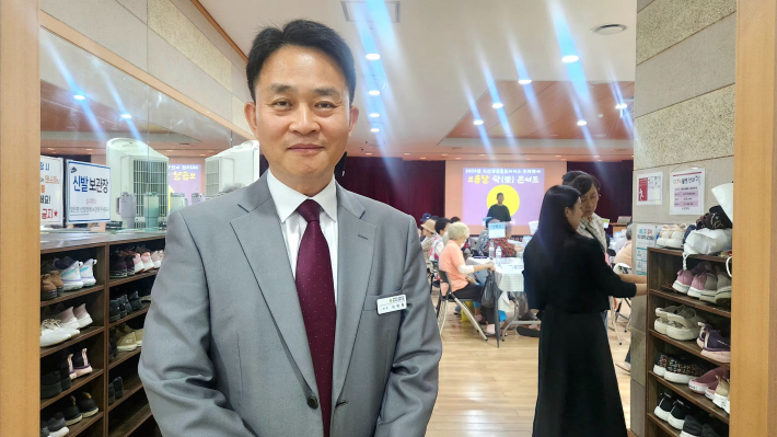 광교노인복지관 서덕원 관장이 인터뷰에 응하는 장면