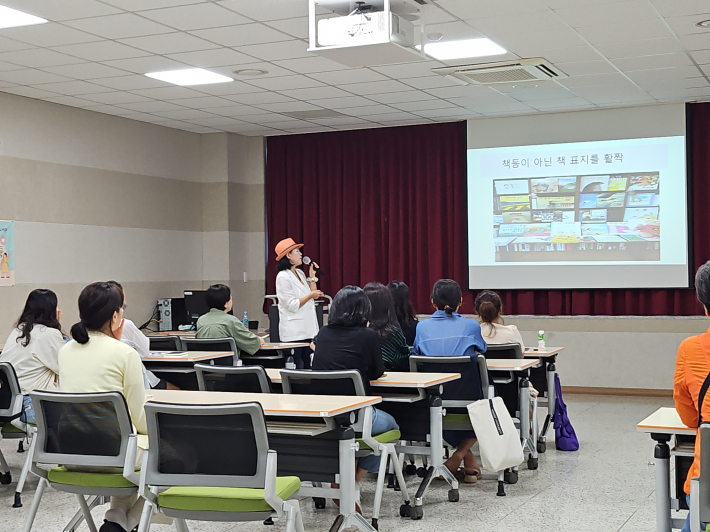 아이들에게 책을 읽게 하고 싶다면 책 표지를 활짝 펼쳐 주세요