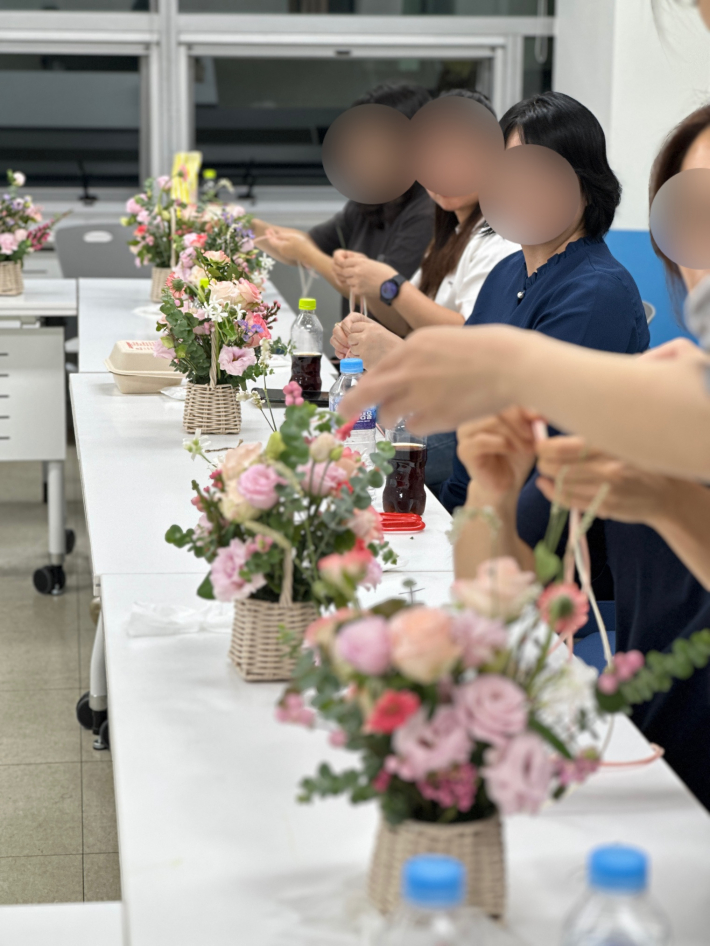 참석자들은 각자의 개성을 담아 꽃바구니를 만들며 자신만의 솜씨를 뽐냈다.