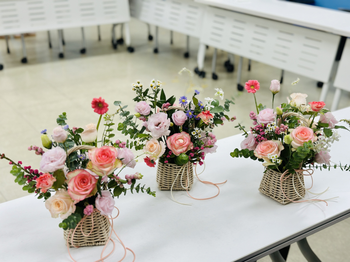 참석자들이 완성한 힐링, 꽃바구니의 모습