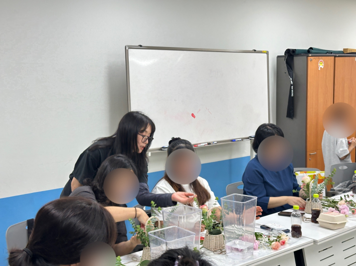 플라워 유화 김지연 대표는 꽃꽂이를 어려워하는 보호자들에게 따뜻한 조언을 건네며 그들이 작품을 완성할 수 있도록 도왔다.