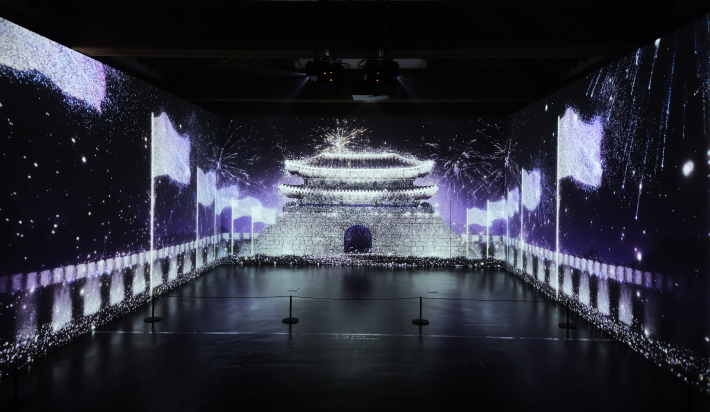 미디어·아트 융합 상설 전시 「DREAM LIGHT」가 9월 26일 수원시미디어센터에서 개막하였다. 센터 3층 전시 공간 「빛의 꿈」에 전시 중인 작품「새빛의 숲」의 한 장면