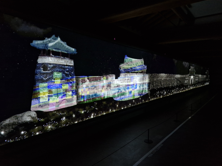 2층 전시 공간 「겹겹의 빛」에 전시 중인 작품  「블루밍 화성」의 한 장면