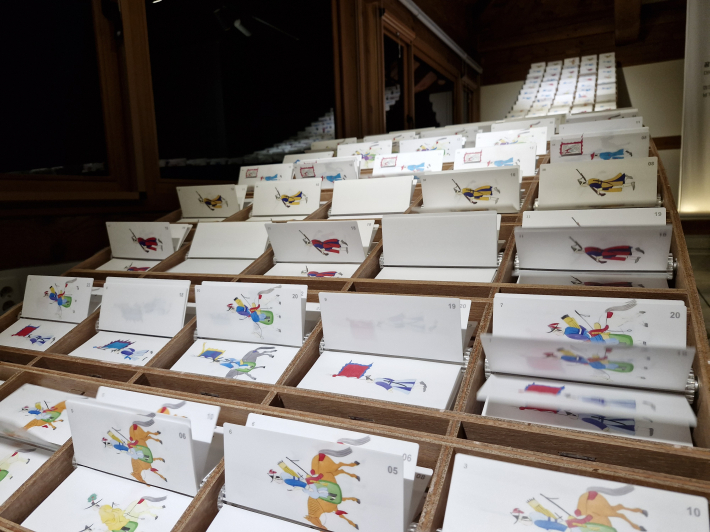 3층 전시 공간 「빛의 꿈」에 전시된 키네틱 아트 작품 「꿈의 행차」