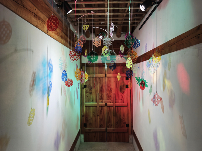 3층 전시 공간 「빛의 꿈」에 전시된 작품「빛의 아뜰리에」