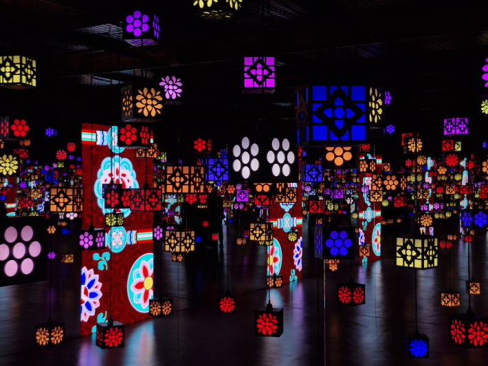 3층 전시 공간 「빛의 꿈」에 전시 중인 작품「끝없는 빛」