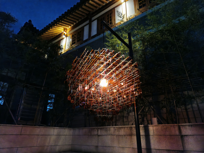 1층 전시 공간 「빛의 기원」의 중정에 설치된 작품  「태양의 축복」