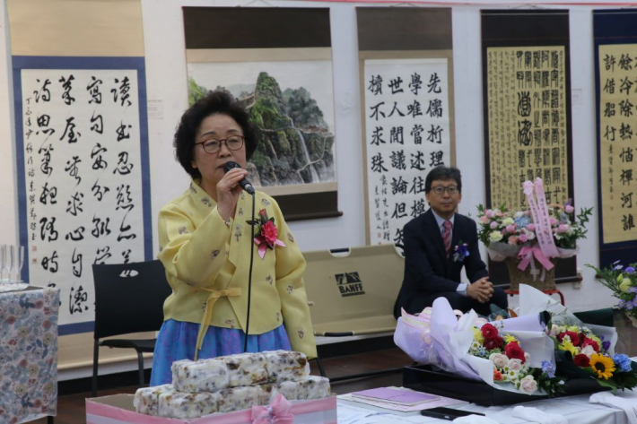 소현 정연옥 작가가 '산수기념 시ㆍ화ㆍ서 전시회에 참석한 관람 시민들에게 감사 인사를 하고 있다.