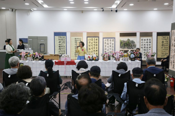 서예와 그림 글쓰기를 시작하게된 이력과 전시회를 열개되어 행복하다고 했다.